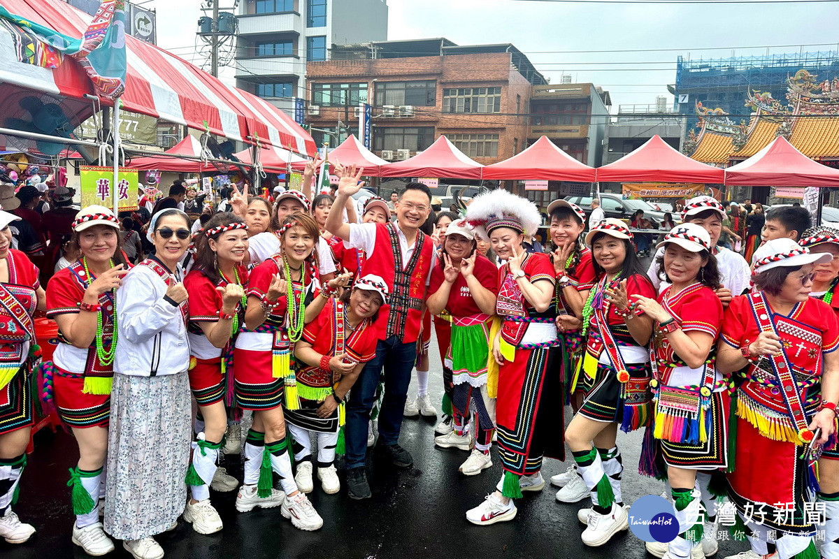 桃園市副市長蘇俊賓出席平鎮區原住民族豐年祭活動時與原民朋友們合影。