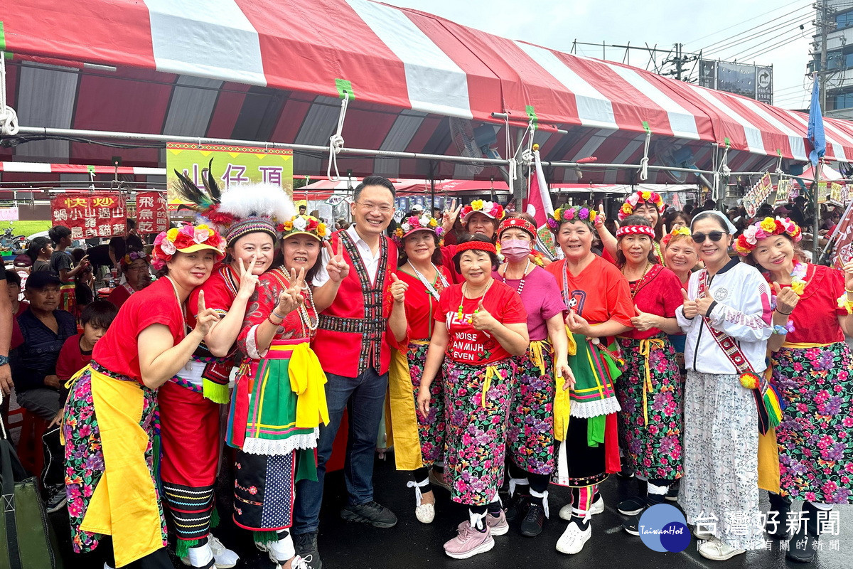 桃園市副市長蘇俊賓出席平鎮區原住民族豐年祭活動時與原民朋友們合影。