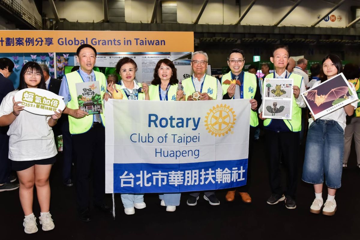 圖/台北華朋扶輪社下任社長顏吉邦、現任社長李宜美、前社長兼計畫主持人金文徵、創社社長鄭新開、社友陳淑真和大社國小學生歡喜展示保育計畫成果。(台北華朋扶輪社提供)