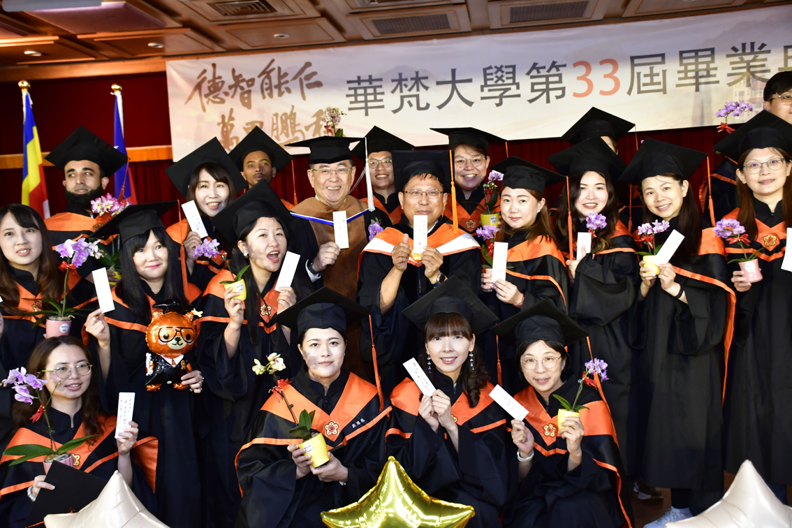圖／華梵大學校長李天任致贈蘭花給畢業生。（華梵大學提供）
