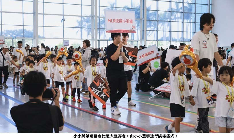 可能是小孩、瀏海和文字的圖像