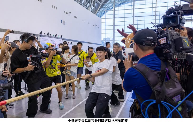 可能是一或多人、人群和文字的圖像