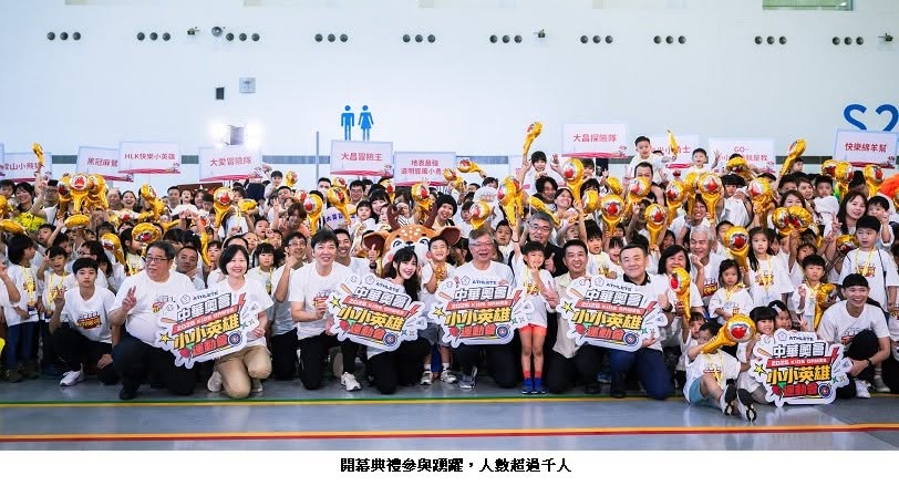 可能是一或多人、瀏海和文字的圖像