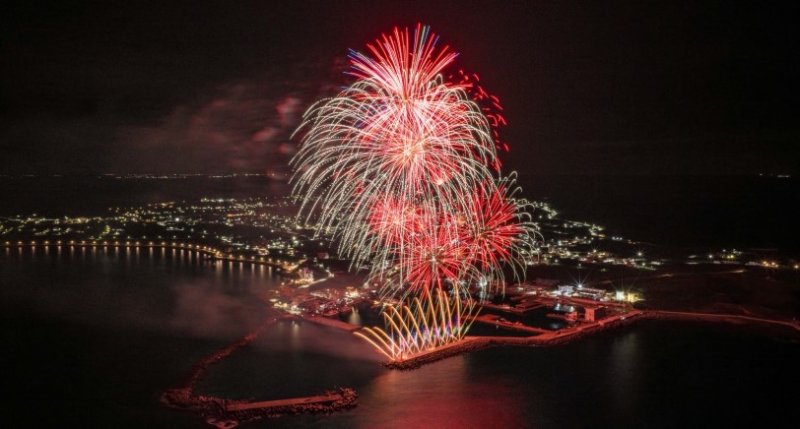 雙心石滬躍上夜空!2026澎湖國際海上花火節七美場浪漫登場 300架無人機描繪七美之美驚艷全場