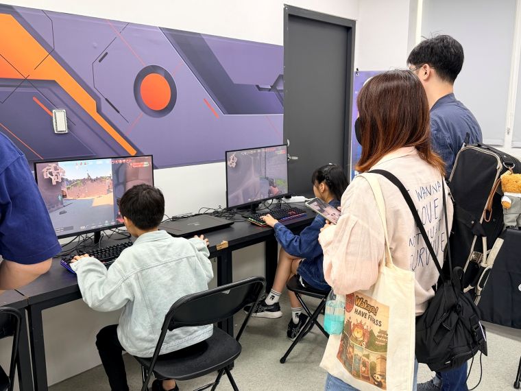 青年選手齊聚逐夢競技舞台 新北電競爭霸戰熱血開打 55 《圖說》現場規劃多元互動體驗區,民眾熱情參與射擊模擬、競速模擬及《Just Dance》等活動。〈經發局提供〉