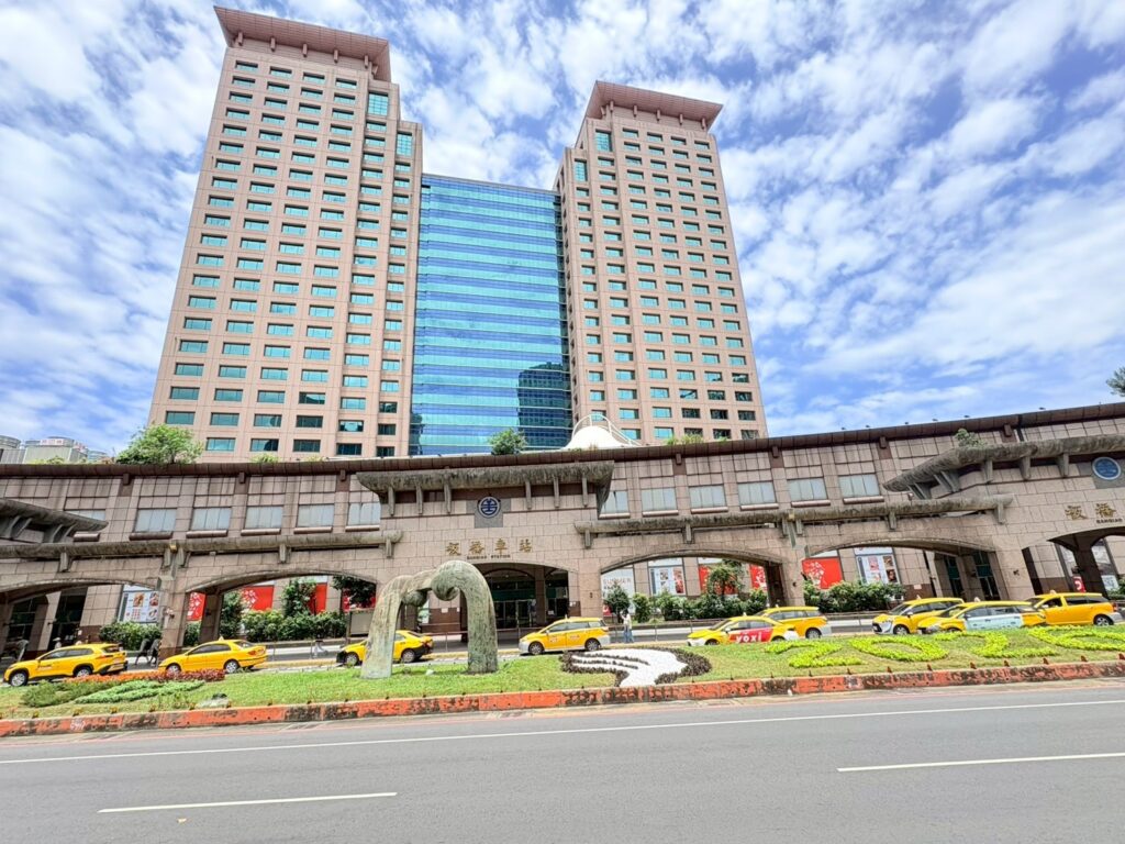 綠蔭倍增! 新北景觀處妝點華德公園 打造繽紛地景展現城市綠蒔力 18 %E5%85%A8%E9%9A%9C%E9%81%8BLOGO%E6%9D%BF%E6%A9%8B%E7%81%AB%E8%BB%8A%E7%AB%99
