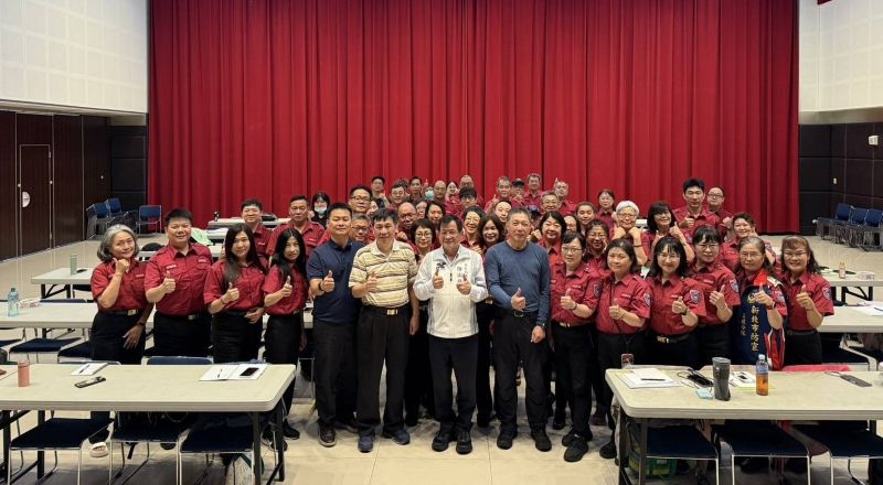 培育義消領導人才 新北81名幹部齊聚精進防救災能量 48 《圖說》115年義消初級幹部訓練-陳崇岳局長與參訓學員合影。〈消防局提供〉