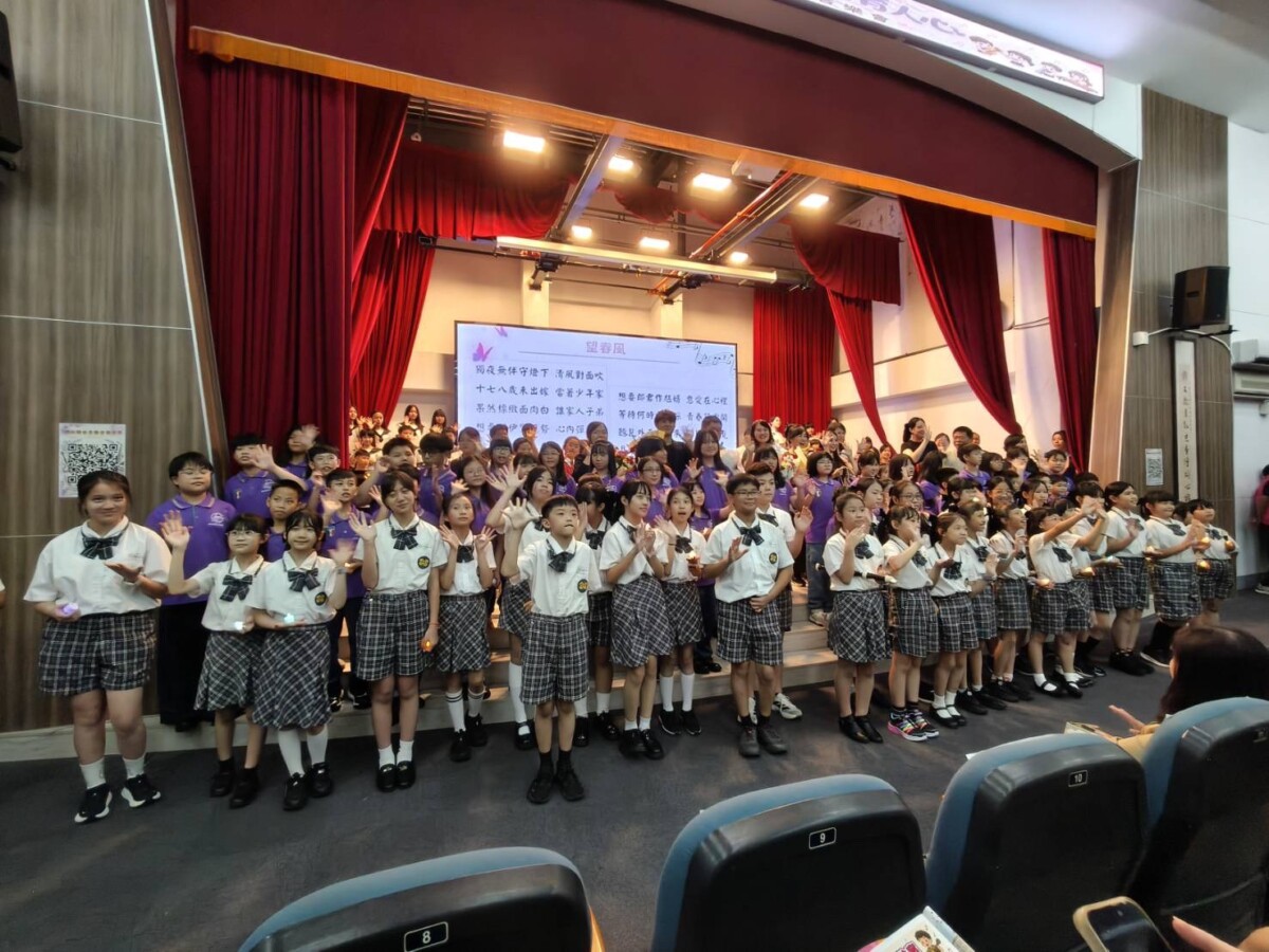 這場桃園市政府教育局指導的音樂會，由錦興、莊敬、同安、龍安四所國小超過百名學生共同歌唱譜出最美麗的樂章。(影像由記者郭晉嘉拍攝)。