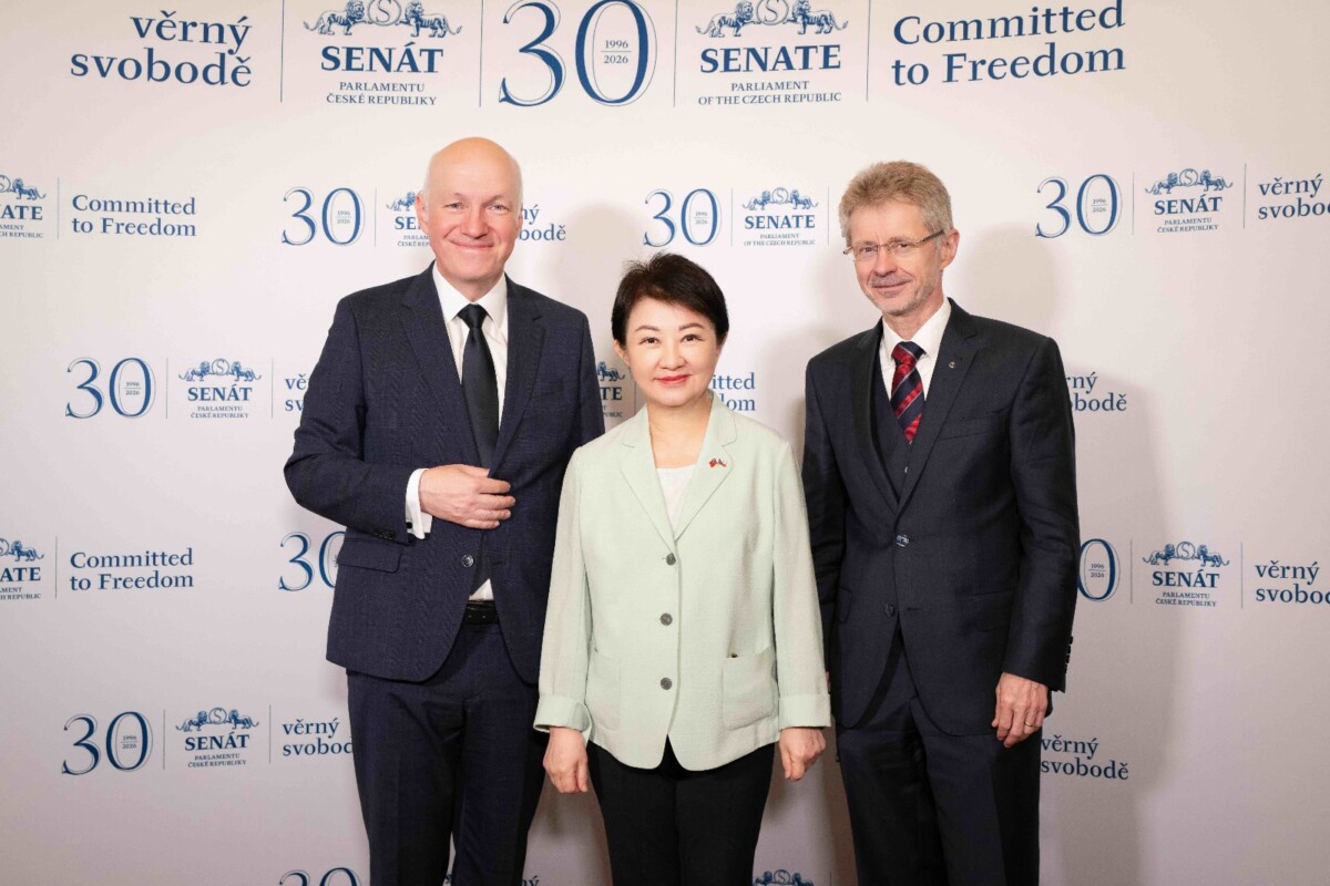 ▲盧秀燕與韋德齊議長(右1)及費雪主席(左1)於捷克參議院成立30週年、印有「忠於自由」標語的紀念背板前合影。(圖/中市府提供)