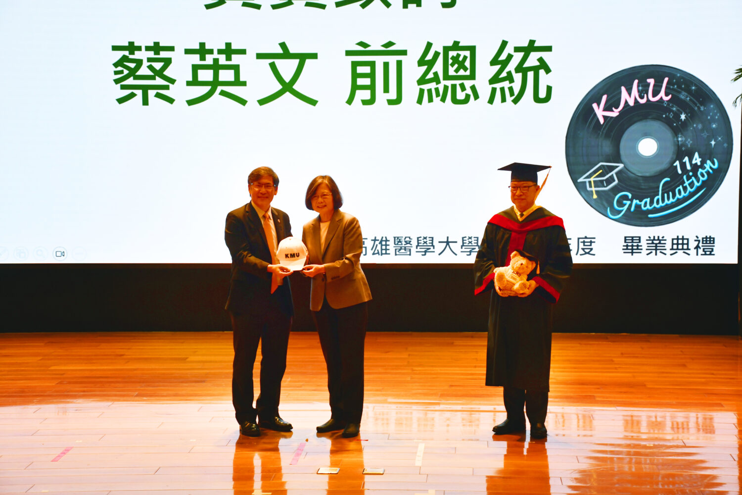 前總統蔡英文出席高醫大典業典禮 勉畢業生成為支持社會的力量