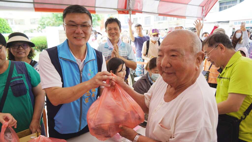 ▲鹿港鎮公所今日在公所前廣場舉辦「粽雞好食光」食農教育推廣活動，現場推出每隻350元的國產土雞優惠，民眾排隊搶買。（圖／記者林明佑攝）