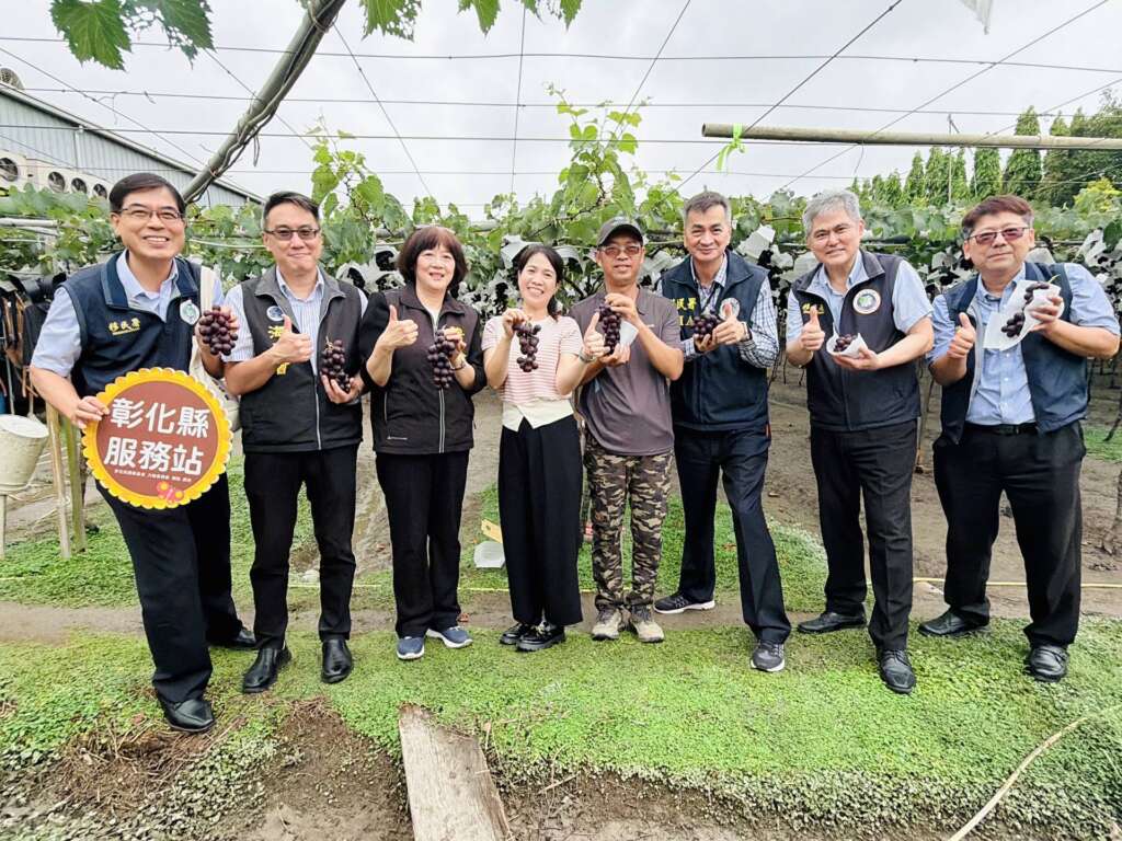 ▲移民署副署長陳建成(右三)、大陸委員會參事楚恆惠(左三)及海峽交流基金會法律處科長陳穎慶(左2),訪視大陸新住民胡伶俐夫妻(中)。(圖/移民署彰化縣服務站提供)