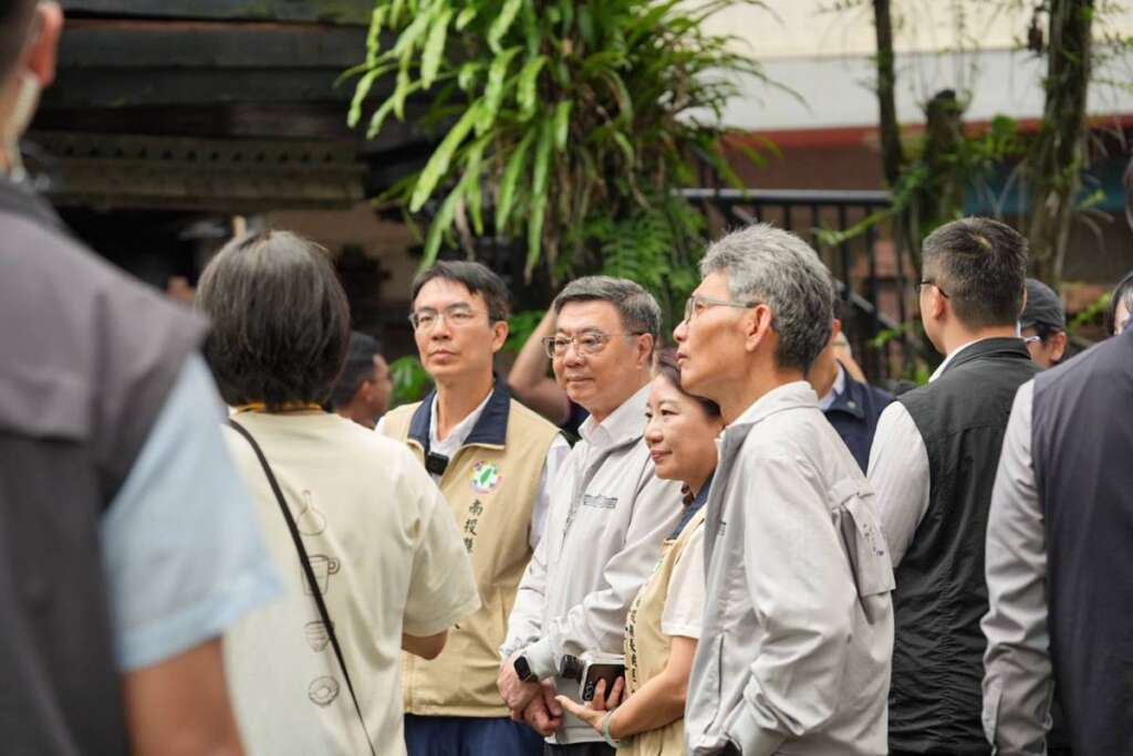 ▲行政院長卓榮泰訪水里蛇窯商圈，温世政提「中台灣山海環狀交通廊帶」打造區域整合發展新藍圖。