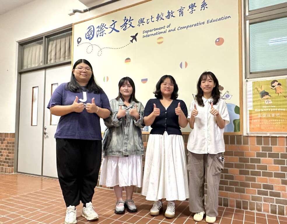 ▲代表暨大青年海外和平志工團隊參與總統府授旗活動的國際文教與比較教育學系學生,林佳容(左起)、郭伃庭、程惠予、王筠心。