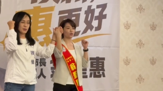 ∆陳瑩表示,今年民進黨提名陣容相當特別,她與翁聖惠是「民進黨史上顏值最高的組合」,而且「不能只有重看,也要重用」。(圖/記者陳志強攝)