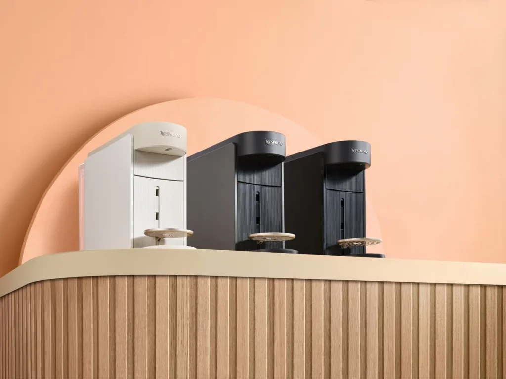 Nespresso VERTUO 系列全新升級Vertuo UP 膠囊咖啡機正式登台，提供晨露白、靜謐灰、醇萃黑三款時尚百搭色（建議售價9,900元）。
