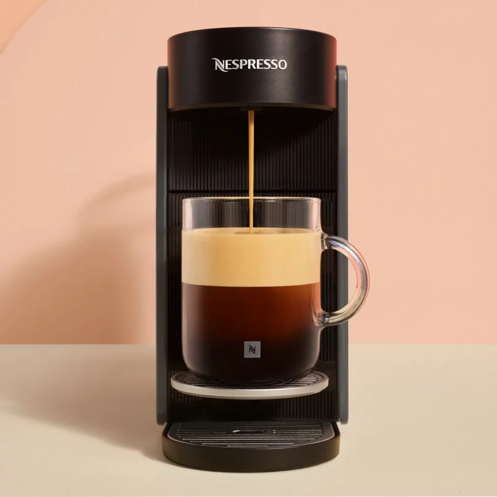 Vertuo UP 膠囊咖啡機3 秒極速預熱、可旋轉式水箱靈活收納，全新「濃郁模式」讓同一顆膠囊解鎖兩種風味，加冰加奶不稀釋，在家也能輕鬆重現精品特調。