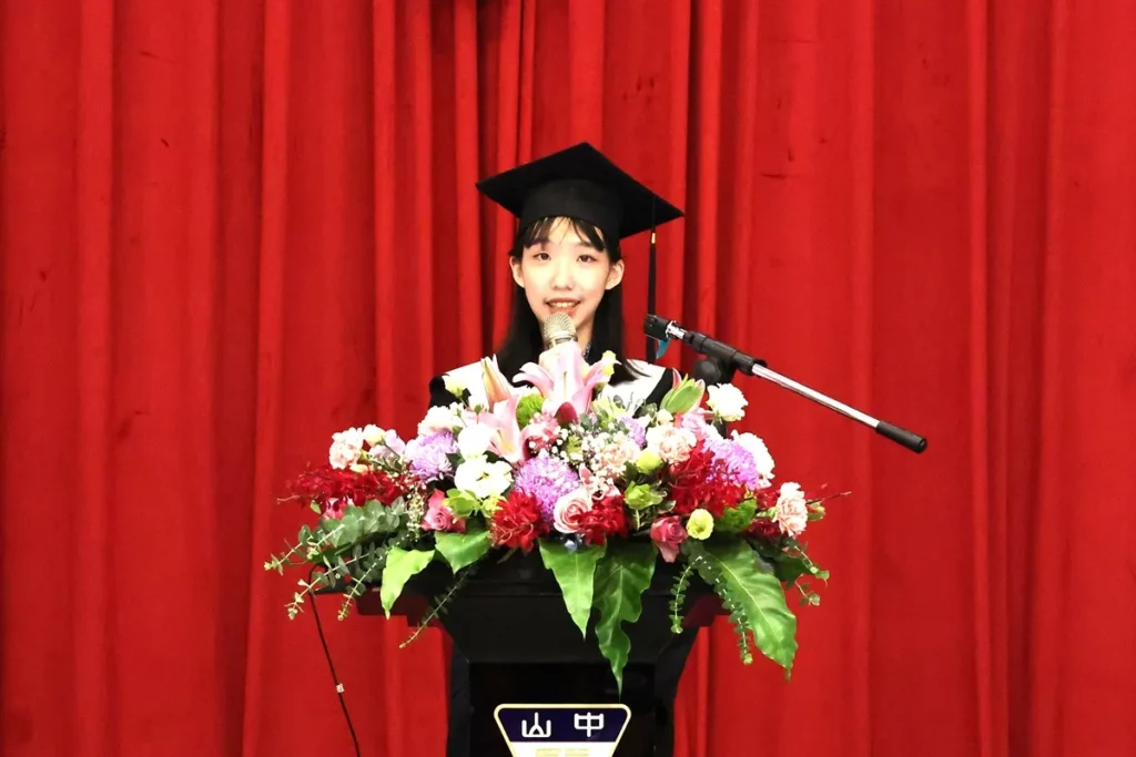 中山醫大畢業生代表、應外系許禎芸以「萬花筒」比喻大學四年的成長歷程，勉勵同儕勇敢探索，走出屬於自己的人生道路。（圖/中山醫大提供）