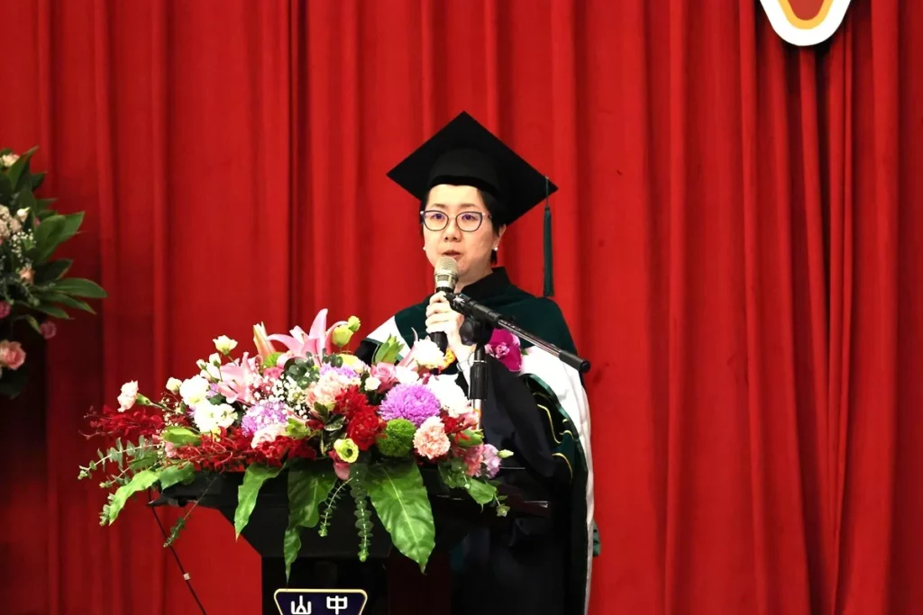 董事長周英香勉勵畢業生保持創新思維與行動力，勇敢迎接人生新篇章的每一道挑戰。（圖/中山醫大提供）