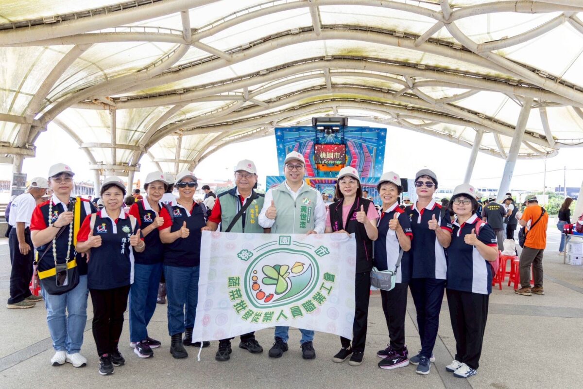 前進竹圍漁港淨灘!黃世杰拋勞工政策:未來讓我來照顧大家 S 177447582 0