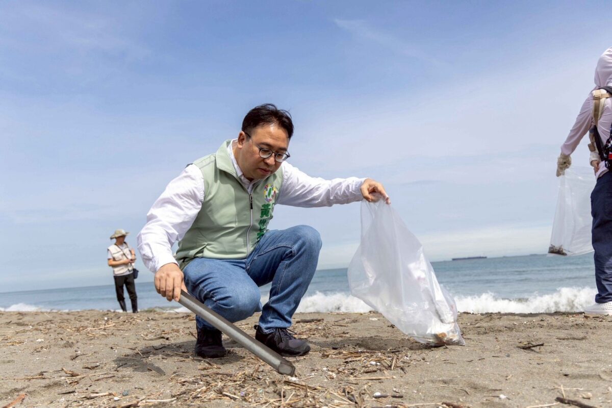 前進竹圍漁港淨灘!黃世杰拋勞工政策:未來讓我來照顧大家 S 177447583 0