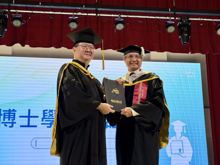 藝人包小柏，出席國立臺北科技大學畢業撥穗典禮，獲得校方授予管理學院博士學位證書。(圖/唱戲世界娛樂 提供)