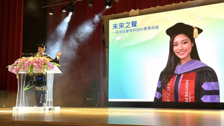典禮上，透過AI技術重新復刻「數位女兒」把女兒呈現地更完整，讓她用另一種方式參加自己的畢業典禮並恭喜所有畢業同學。(圖/唱戲世界娛樂 提供)