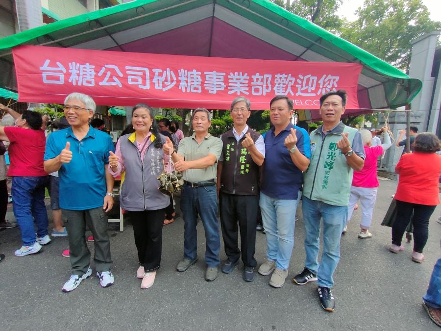 ▲小港廠廠長謝居盛(左3)與里長們及鄰近社區里民體驗傳統的「包粽」與「立蛋」齊聚同歡。