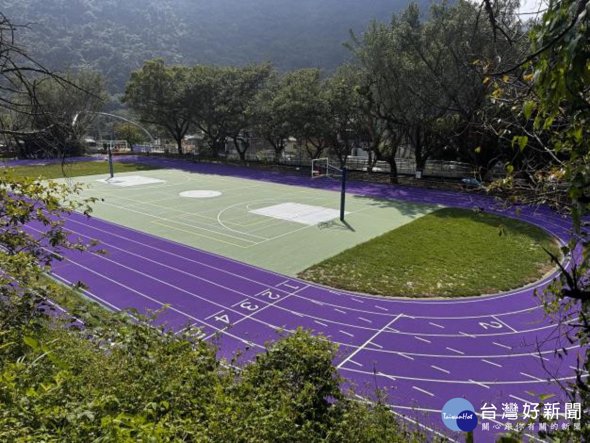 內灣國小操場跑道及中央球場整建後。