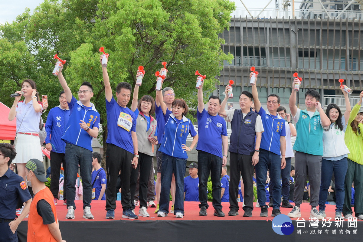 2026桃園市議長盃路跑活動在邱奕勝議長、王明鉅副市長等貴賓鳴槍中開跑。<br /><br />