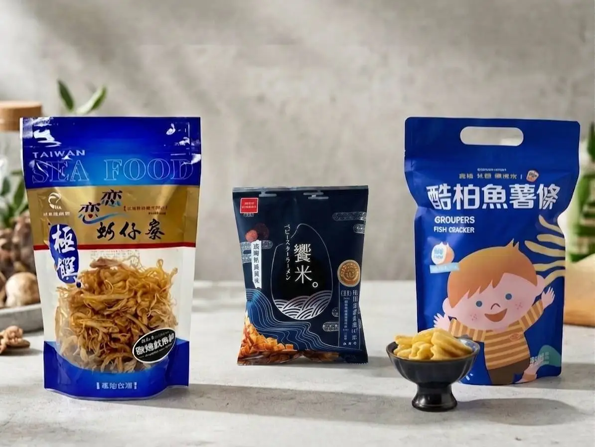 ▲高雄翰品酒店推出世足應援組合包,精選高雄在地特色零嘴,包括梓官漁會魷魚絲、林園魚薯條及美濃饗米,原價335元,活動期間優惠價290元。(圖/高雄翰品酒店提供)