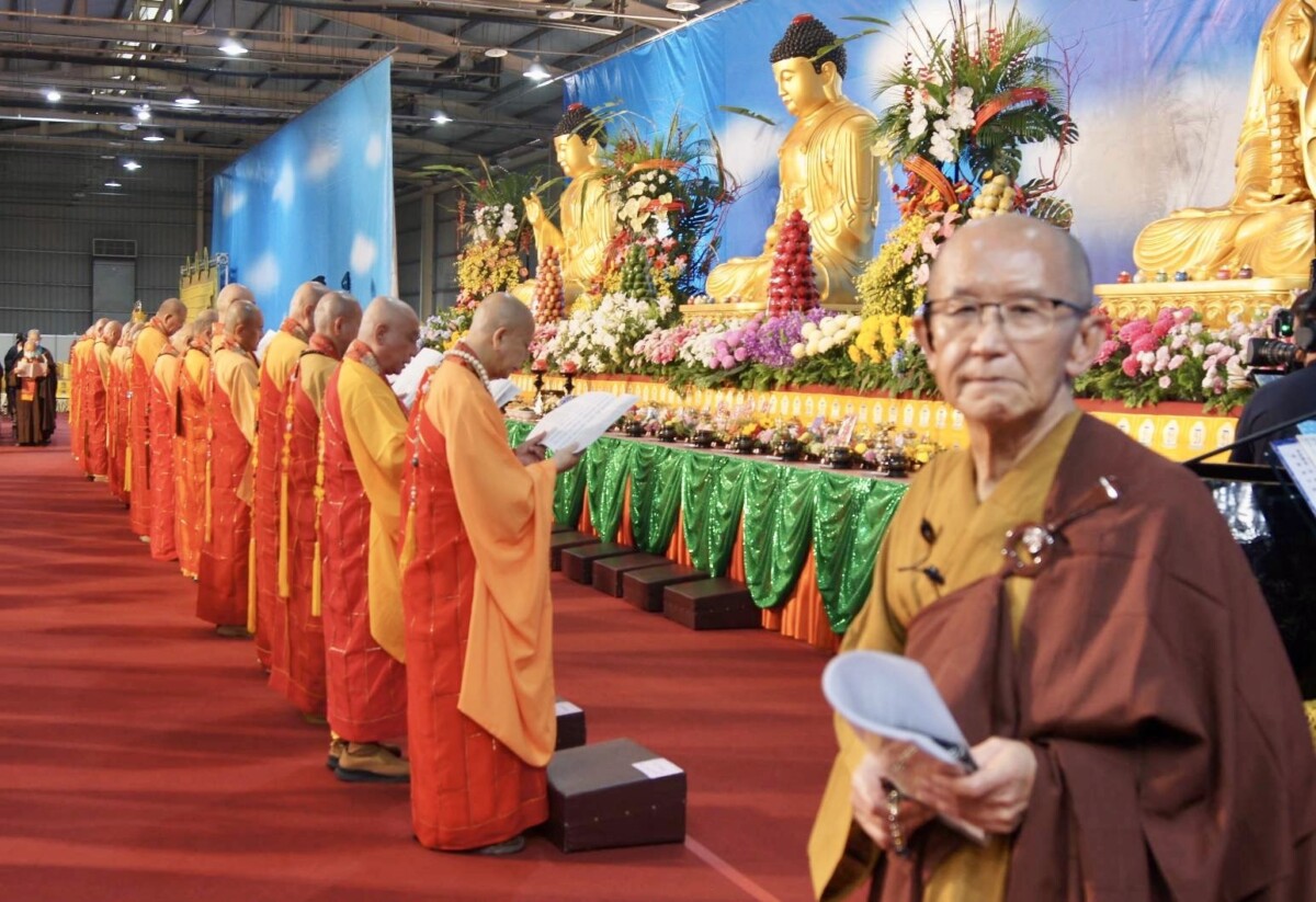 ▲榮譽指導法師本悟長老表示，透過供佛齋僧與誦經祈福，希望凝聚善念，為社會帶來平安與希望。(圖/記者顏淑娟翻攝)
