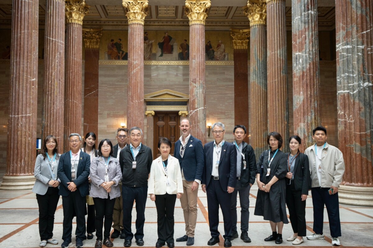 ▲盧秀燕及市府訪團與國會議員助理烏里斯克(右6)、駐奧地利代表處劉玄詠大使(右5)、蔡慶樺副參事(右4)於奧地利國會大廈大廳著名的古希臘羅馬時代風格24石柱前合影。(圖/中市府提供)