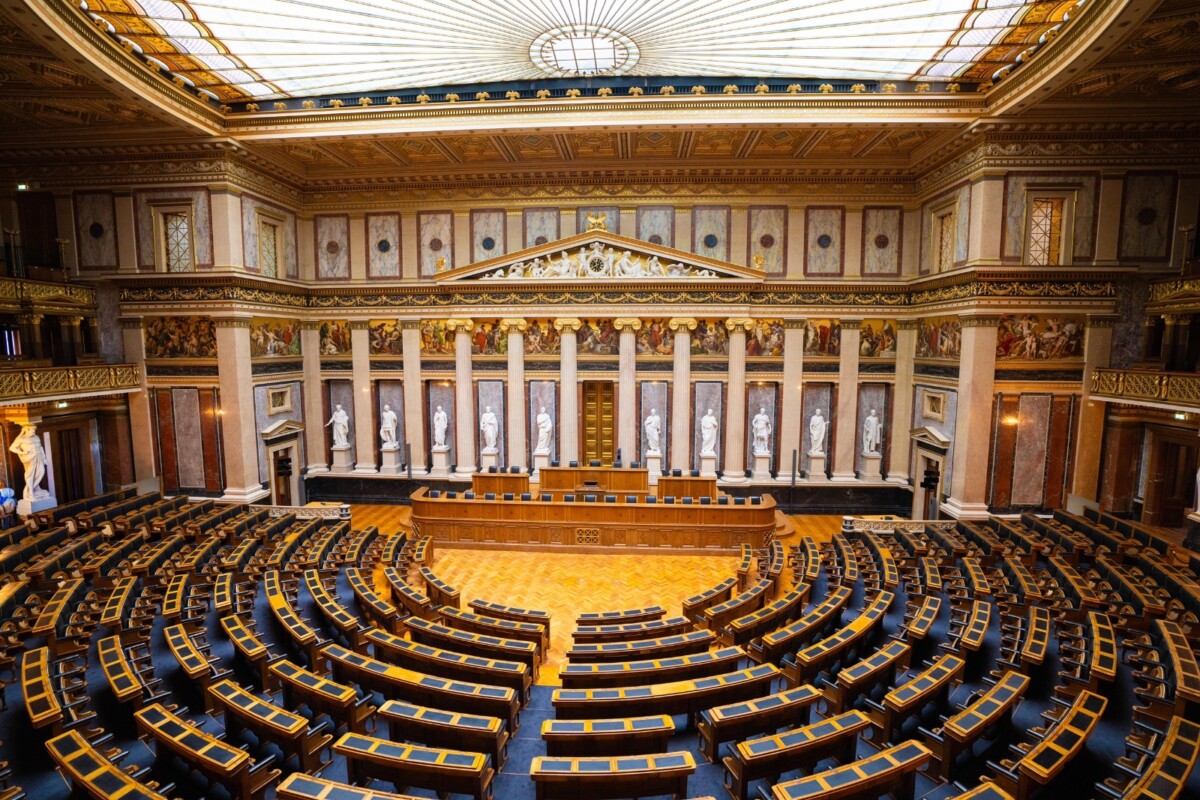 ▲議事廳堂中約五百個座位，象徵代議政治精神，除一窺昔日奧匈帝國百年風華，也見證哈布斯堡王朝輝煌與現代奧地利共和國的民主進程。(圖/中市府提供)
