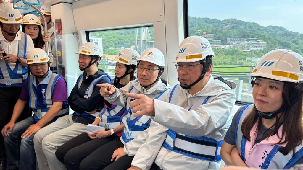 2 1 侯友宜試乘三鶯線。圖/新北市政府