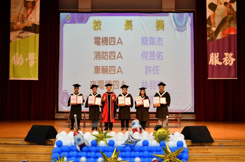 蔡宏榮校長親自頒贈「校長獎」予5位優秀的學生自治領袖，肯定他們在校期間熱心校務、帶領社群發展的卓越貢獻。