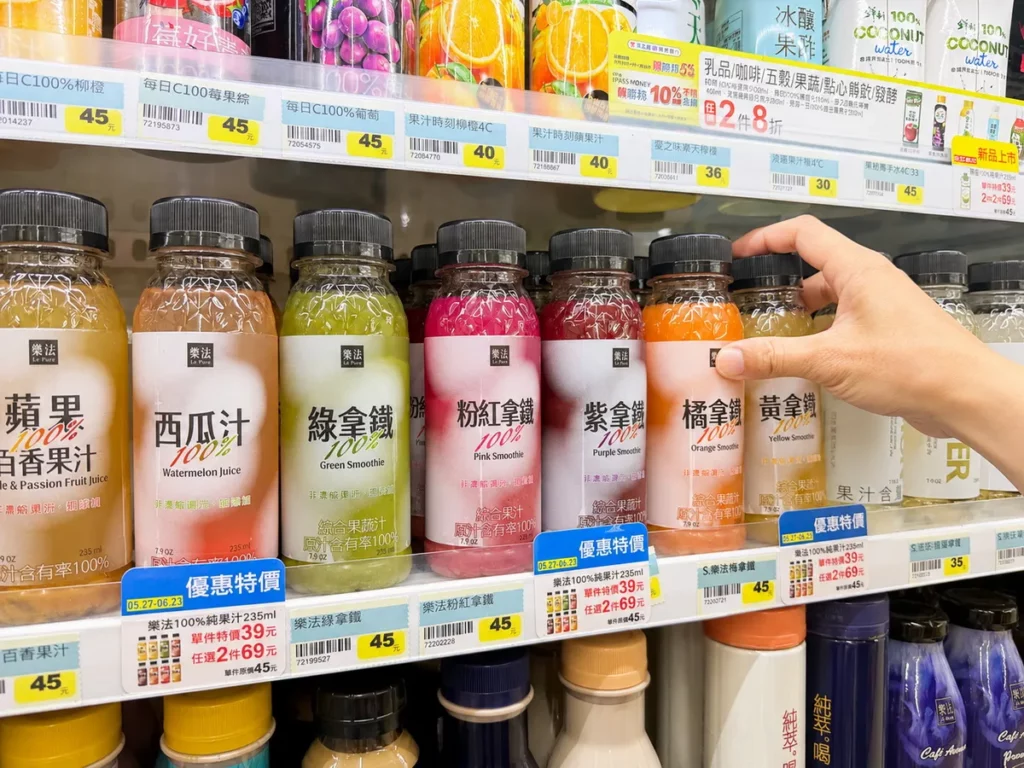 萊爾富「樂法100%純果汁」系列目前提供8款蔬果汁飲品選擇