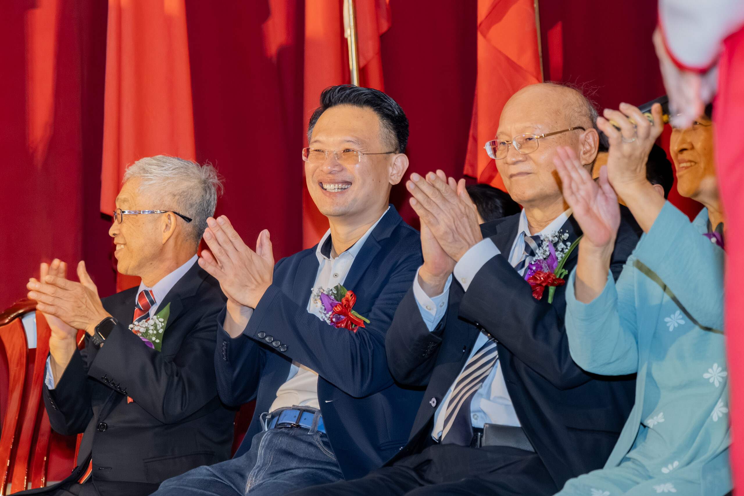 蘇俊賓出席萬能科大畢典 勉勵學子「善於與AI對話」 56454de 2 scaled