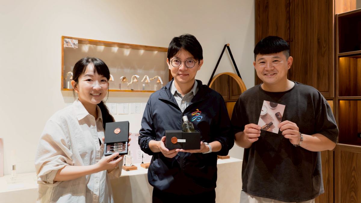 ▲青年局長林楷軒（中）參訪青創店家「一寧香氛」，與創辦人夫妻檔Tim（右）及Chloe(左)交流創業歷程，了解品牌氣味創作邁向實體經營的創業故事。