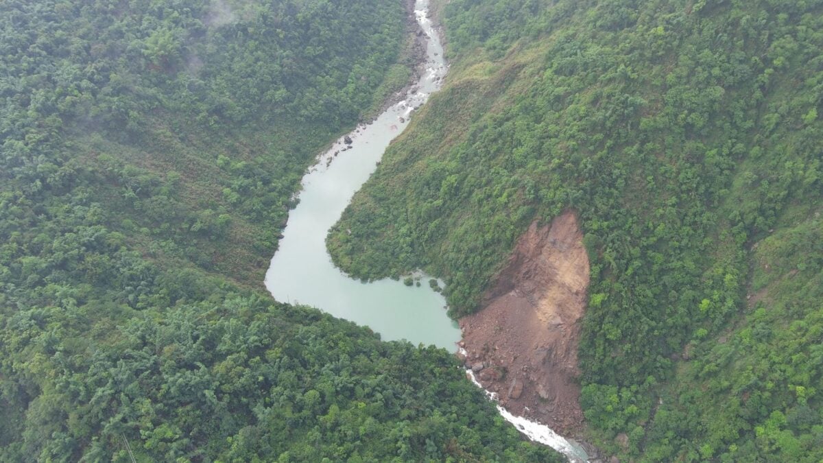 ▲豪雨影響，南投縣竹山鎮瑞龍瀑布園區上游加走寮溪清水溪支流發生邊坡崩塌