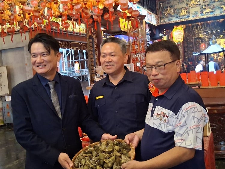 ▲台中福華攜手百年福興宮端午送暖物資捐贈，左起西螺福興宮董事長楊文鍾、西螺分局長吳誌權、台中福華飯店副總經理鄭鴻儒。(記者劉峻文攝)