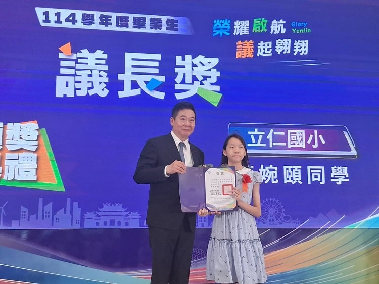 ▲立仁國小葉婉頤同學品學兼優而榮獲議長獎。(記者劉峻文攝)