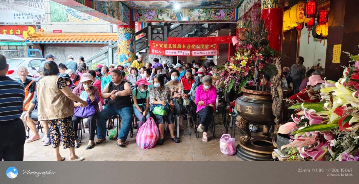 ▲宜蘭五穀廟發放愛心便當及肉粽原本11時開始發放但上午9時不到就見排隊人潮。