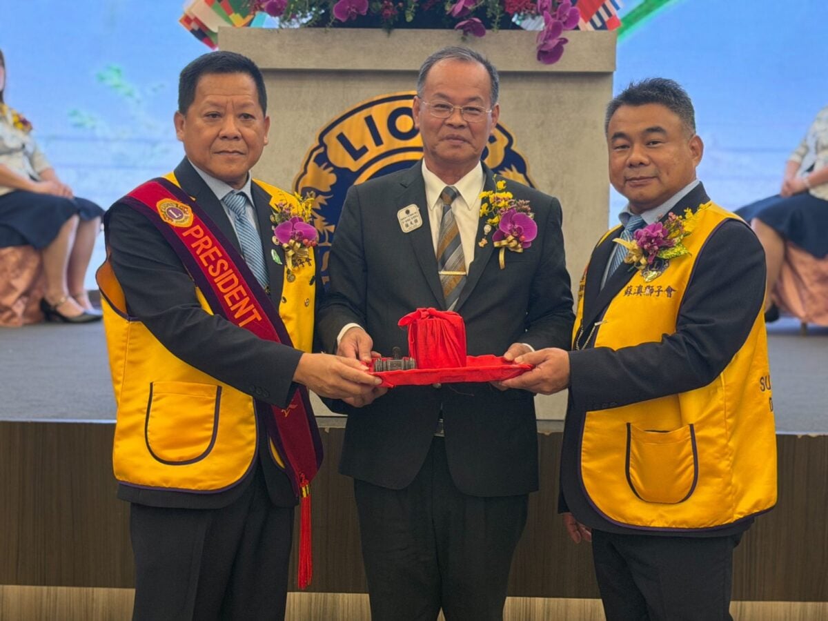 ▲蘇澳獅子會長交接潘炎明(左)將印信移交新任會長黃啓楨(右)。