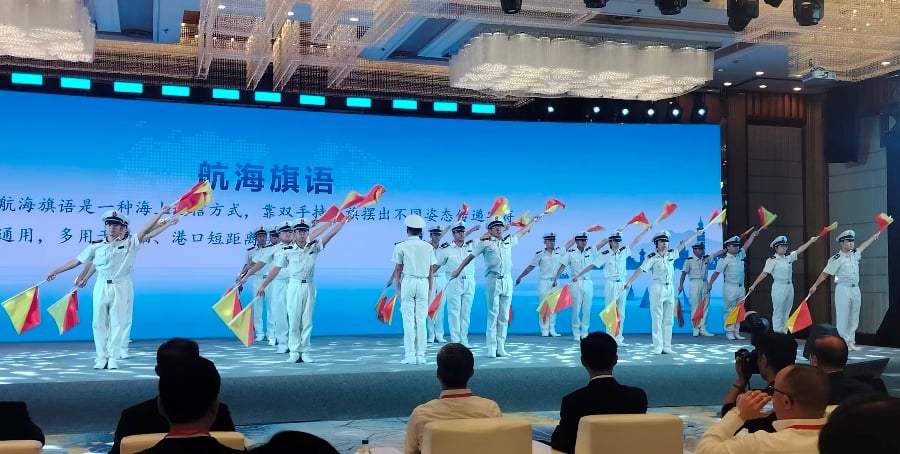 ▲海峽兩岸航海文化交流廈門開幕,開幕式上旗語表演。