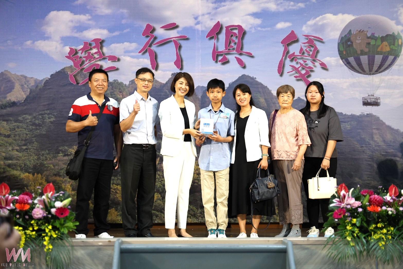南投縣長許淑華頒發縣長獎 表揚全縣408位畢業生 - https://www.watchmedia01.com