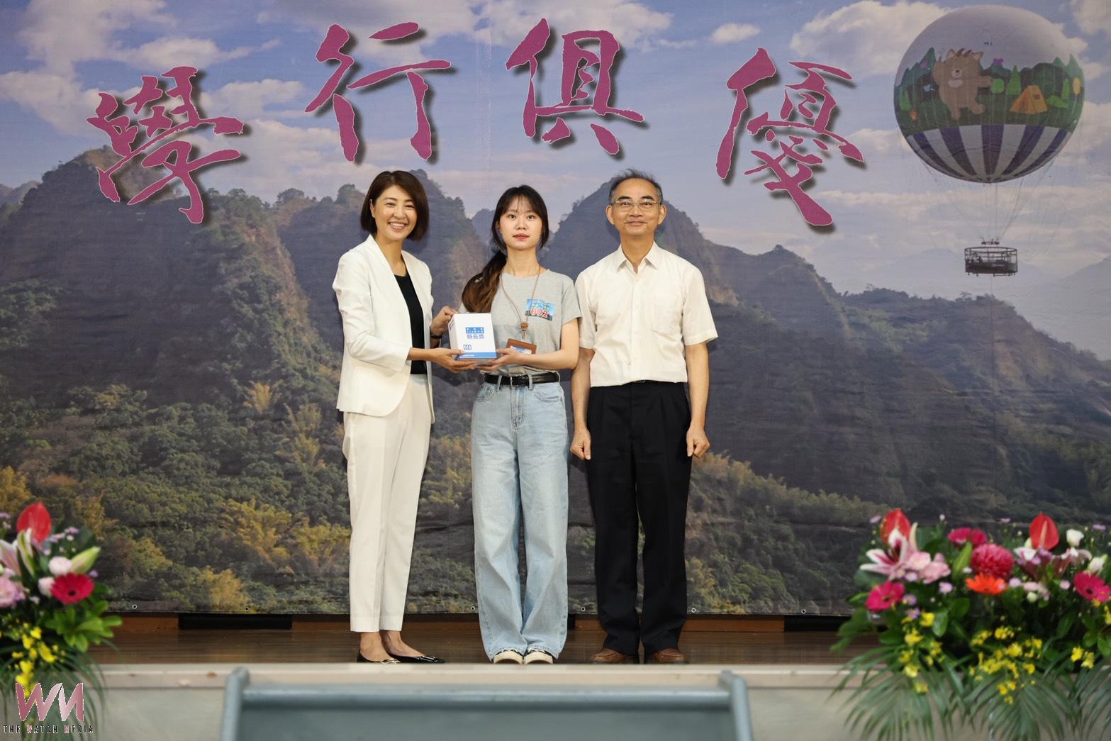 南投縣長許淑華頒發縣長獎 表揚全縣408位畢業生 - https://www.watchmedia01.com