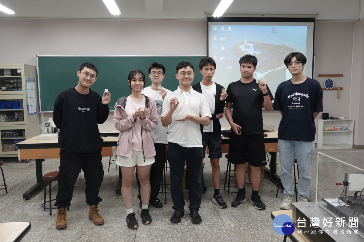 中原大學「量子科技體驗工作坊」學員與授課教師於課程結束後合影，為量子探索之旅留下紀念。
