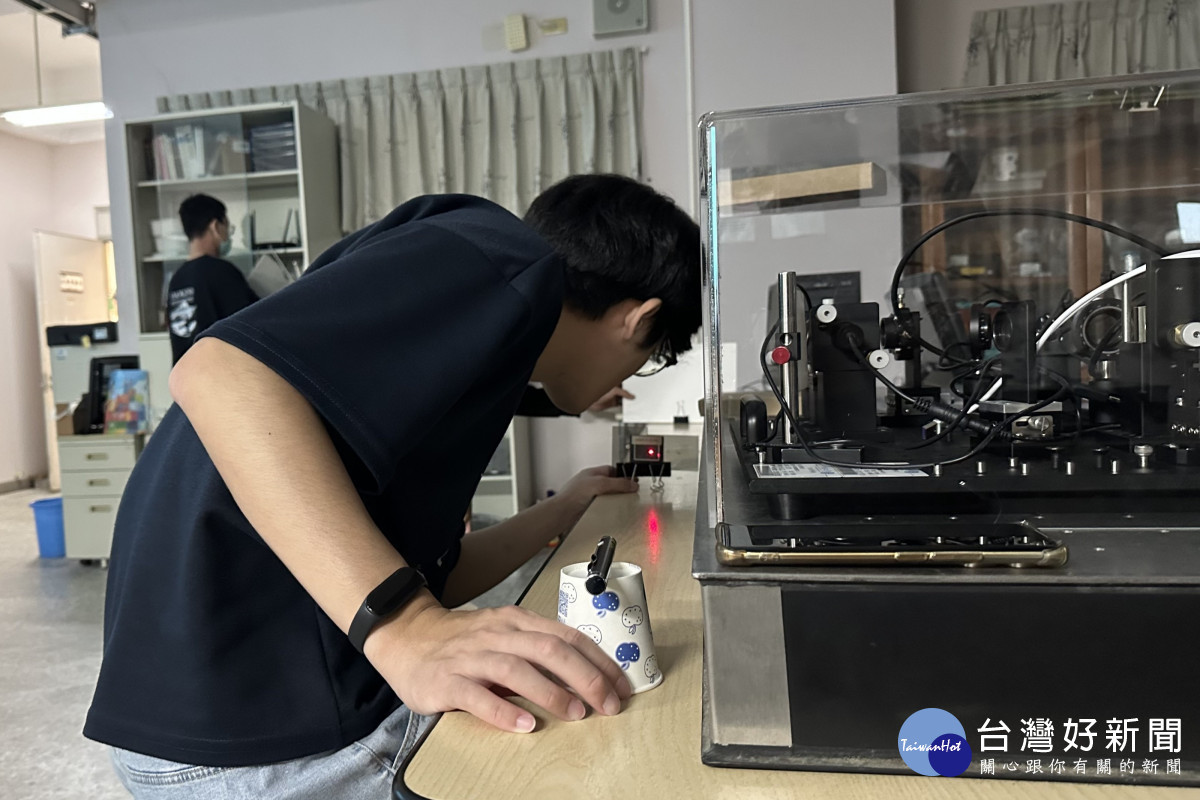 中原大學「量子科技體驗工作坊」，學員近距離觀察雙狹縫雷射干涉現象，親眼見證量子波動性。