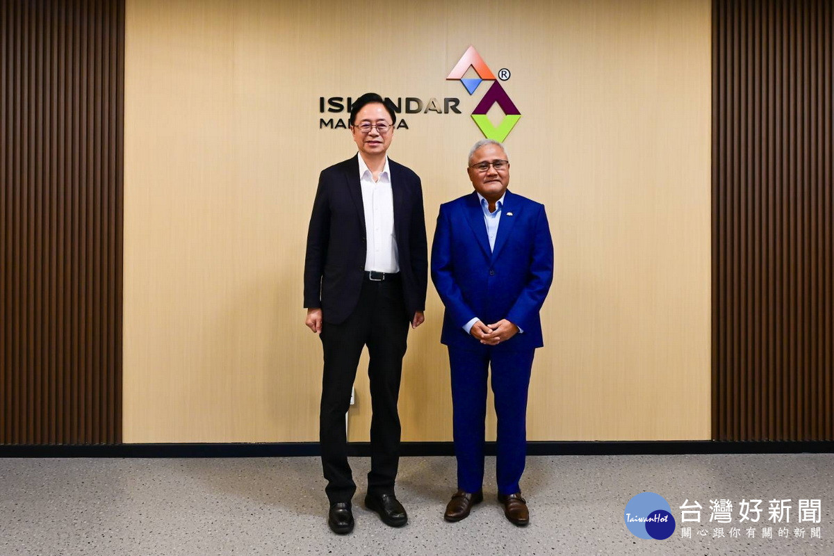 桃園市長張善政與IRDA執行長Dato’ Haji Mohd. Noorazam bin Dato’ Haji Osman合影。